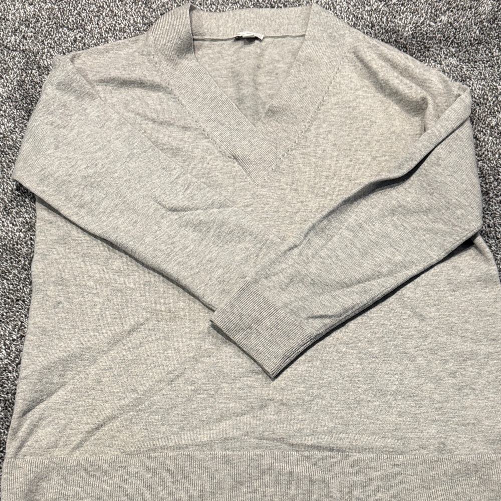 GAP Women's Light Gray V-Neck Sweater